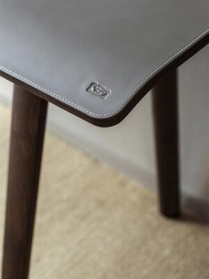 Iren Bureau design haut de gamme Freestanding par Poltrona Frau, bureau en frêne massif et cuir Pelle Frau®, design japonais haut de gamme disponible chez D-Style Interior
