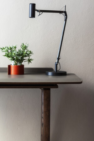 Iren Bureau design haut de gamme Freestanding par Poltrona Frau, bureau en frêne massif et cuir Pelle Frau®, design japonais haut de gamme disponible chez D-Style Interior