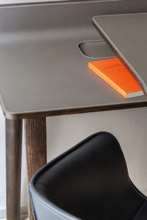 Iren Bureau design haut de gamme Freestanding par Poltrona Frau, bureau en frêne massif et cuir Pelle Frau®, design japonais haut de gamme disponible chez D-Style Interior