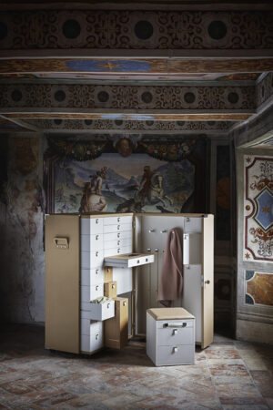 Bibliothèque design haut de gamme Oceano par Poltrona Frau, malle-bibliothèque en cuir Pelle Frau® avec bureau rabattable, disponible chez D-Style Interior