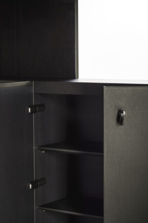 Bibliothèque design haut de gamme Jobs Cabinet par Poltrona Frau, design Rodolfo Dordoni avec structure acier et revêtement cuir Pelle Frau®, disponible chez D-Style Interior