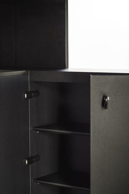 Bibliothèque design haut de gamme Jobs Cabinet par Poltrona Frau, design Rodolfo Dordoni avec structure acier et revêtement cuir Pelle Frau®, disponible chez D-Style Interior