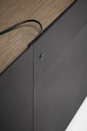 Bibliothèque design haut de gamme Trust Cabinet par Poltrona Frau, design Lievore-Altherr-Park avec structure bois et cuir Saddle Executive, disponible chez D-Style Interior