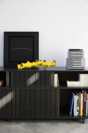 Bibliothèque design Lloyd faible Cabinet par Poltrona Frau, grilles coulissantes en rouvre, disponible chez D-Style Interior