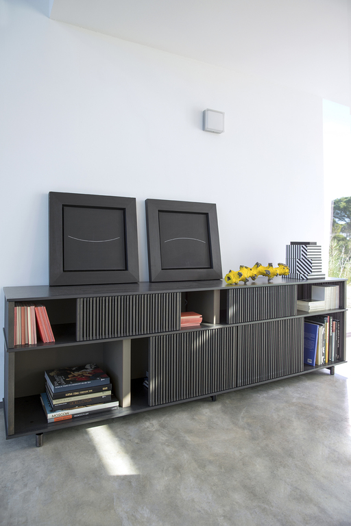 Bibliothèque design Lloyd faible Cabinet par Poltrona Frau, grilles coulissantes en rouvre, disponible chez D-Style Interior