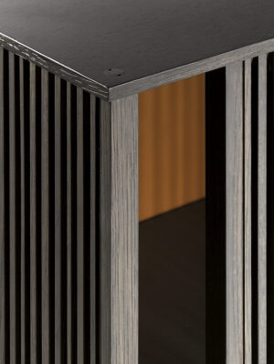 Bibliothèque design Lloyd faible Cabinet par Poltrona Frau, grilles coulissantes en rouvre, disponible chez D-Style Interior