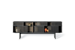 Bibliothèque design Lloyd Cabinet haut par Poltrona Frau, structure chêne et grilles coulissantes, disponible chez D-Style Interior