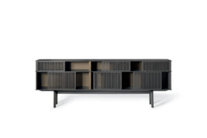 Bibliothèque design Lloyd Cabinet haut par Poltrona Frau, structure chêne et grilles coulissantes, disponible chez D-Style Interior
