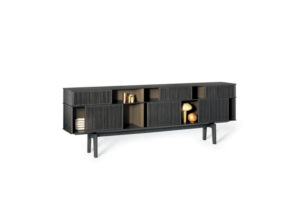 Bibliothèque design Lloyd Cabinet haut par Poltrona Frau, structure chêne et grilles coulissantes, disponible chez D-Style Interior