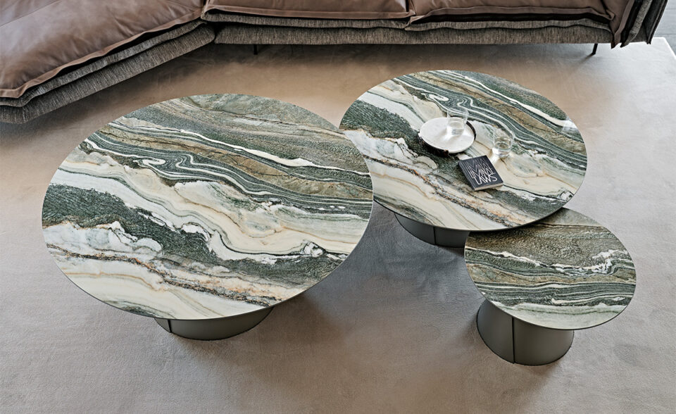 Table basse design haut de gamme Albert Keramik par Cattelan Italia, plateau céramique Marmi avec base conique métallique, disponible chez D-Style Interior.