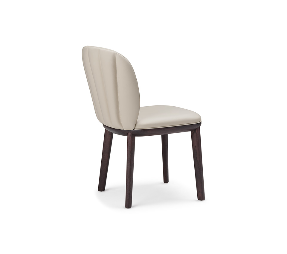 Chrishell Chaise design de Cattelan Italia, avec dossier matelassé et structure en frêne massif. Élégance italienne et confort d’exception. Disponible chez D-Style Interior.