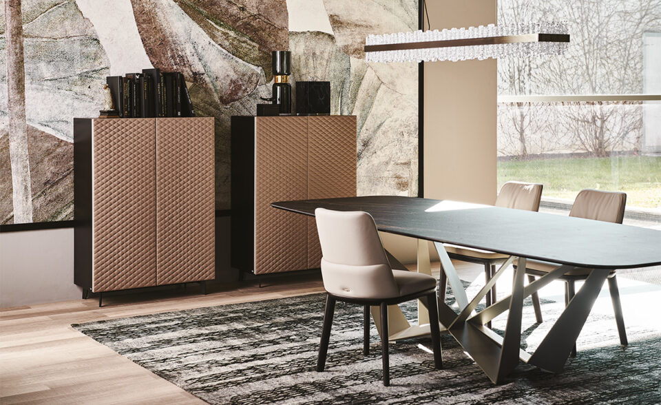 Buffet design haut de gamme Tiffany par Cattelan Italia, revêtement cuir matelassé avec structure bois laqué, disponible chez D-Style Interior