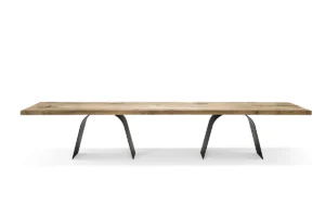 Desco d’Amura Lab – une table audacieuse mêlant bois ancien et métal, alliance de tradition et modernité. Disponible chez D-Style Interior.