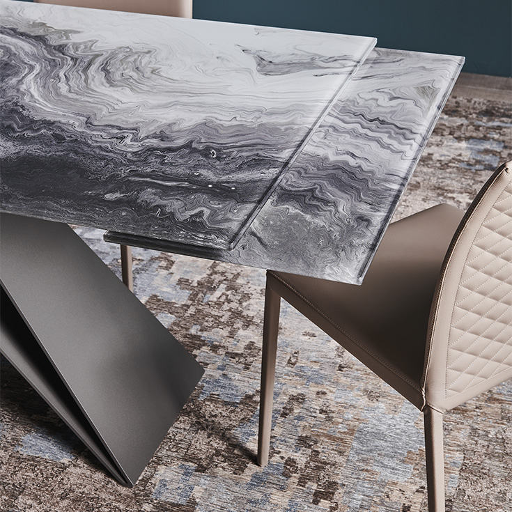 Premier Crystalart Drive table de Cattelan Italia allie verre artistique et structure en acier. Un design extensible élégant et innovant. Chez D-Style Interior.