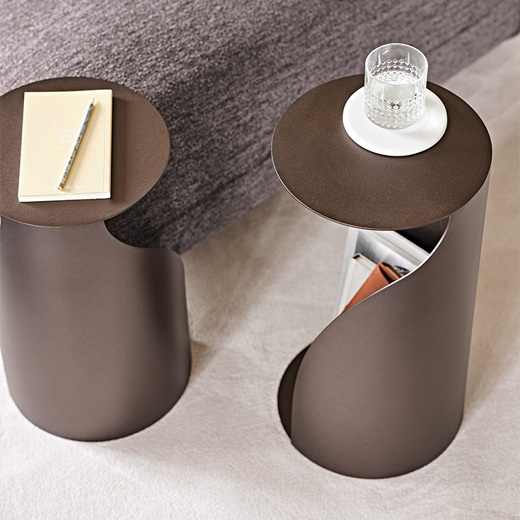 Table basse design haut de gamme Penguin par Cattelan Italia, acier laqué embossé, design Paolo Cattelan, disponible chez D-Style Interior.