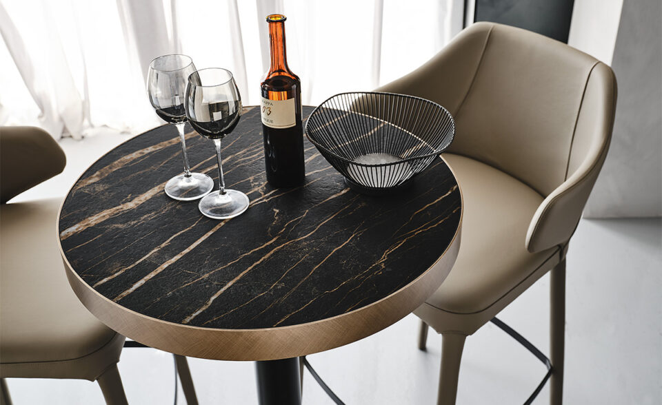 Ribot Keramik Bistrot table de Cattelan Italia, une création haut de gamme en céramique et acier laqué, symbole du design italien contemporain. Chez D-Style Interior