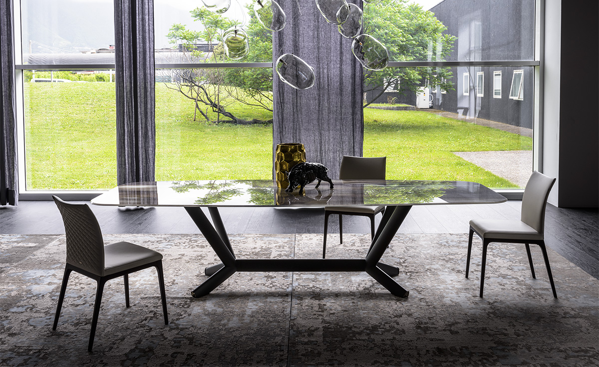 Planer Crystalart de Cattelan Italia, une table design haut de gamme en verre décoratif et acier laqué, alliant élégance, modernité et savoir-faire italien.