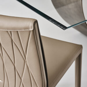 Chaise design Italia Couture en cuir matelassé signée Cattelan Italia, élégante et contemporaine, disponible chez D-Style Interior.
