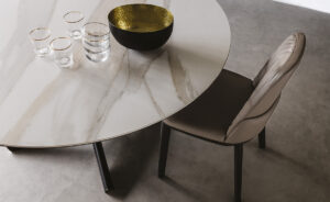 Planer Keramik Round table ronde en céramique et acier laqué, alliance parfaite de matériaux nobles et d’un design italien intemporel. Disponible chez D-Style Interior.