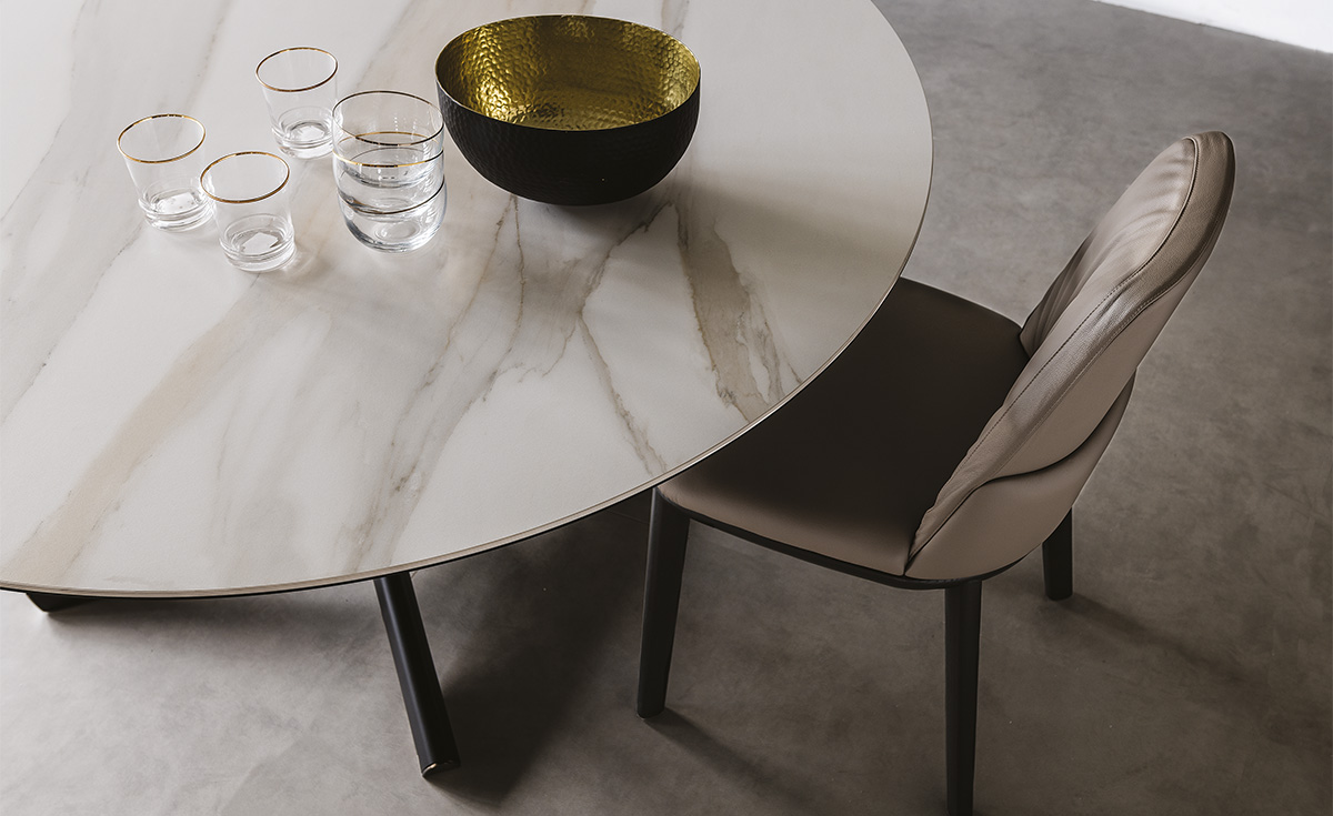 Planer Keramik Round table ronde en céramique et acier laqué, alliance parfaite de matériaux nobles et d’un design italien intemporel. Disponible chez D-Style Interior.