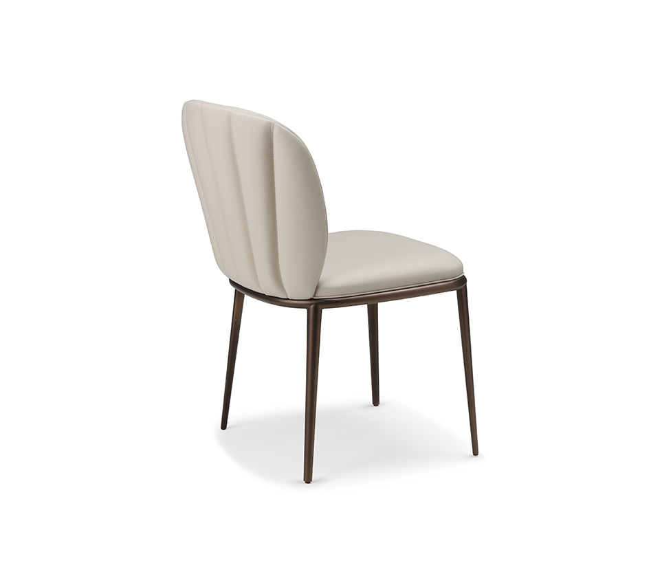 Chrishell ML Chaise design de Cattelan Italia, au dossier matelassé et structure en acier laqué, alliant confort et élégance contemporaine. Disponible chez D-Style Interior.