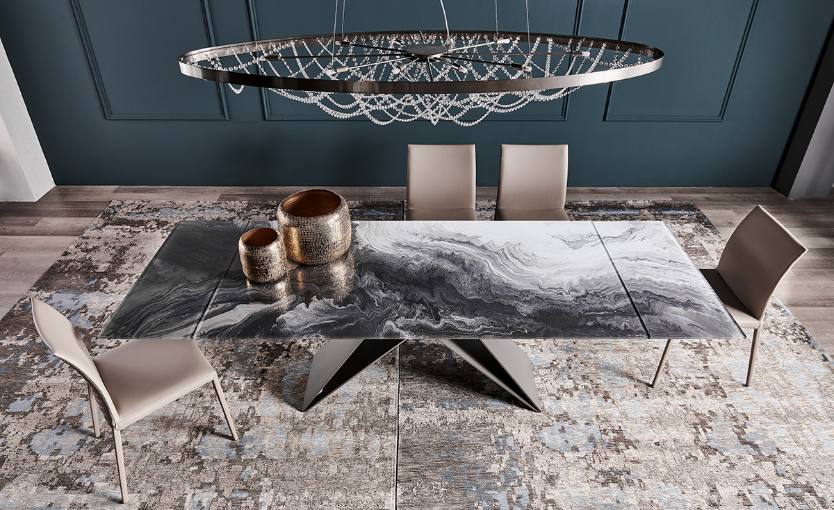 Premier Crystalart Drive table de Cattelan Italia allie verre artistique et structure en acier. Un design extensible élégant et innovant. Chez D-Style Interior.