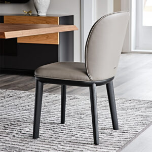 Chris Chaise de Cattelan Italia au design moderne et dossier lisse. Piètement en frêne massif et assise rembourrée confortable. Élégance et savoir-faire italien. Disponible chez D-Style Interior.