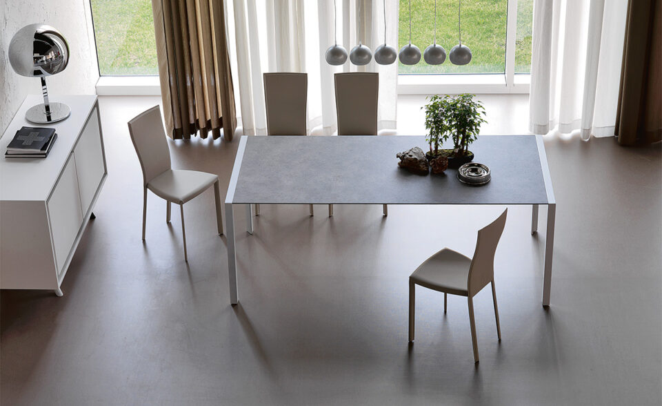 Pedro Drive table extensible design haut de gamme en acier laqué et bois laminé, alliant élégance italienne et fonctionnalité contemporaine. Disponible chez D-Style Interior.