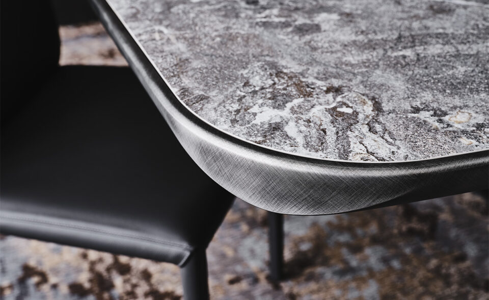 Planer Keramik Premium table design haut de gamme en céramique et acier laqué, alliance parfaite. Disponible chez D-Style Interior.