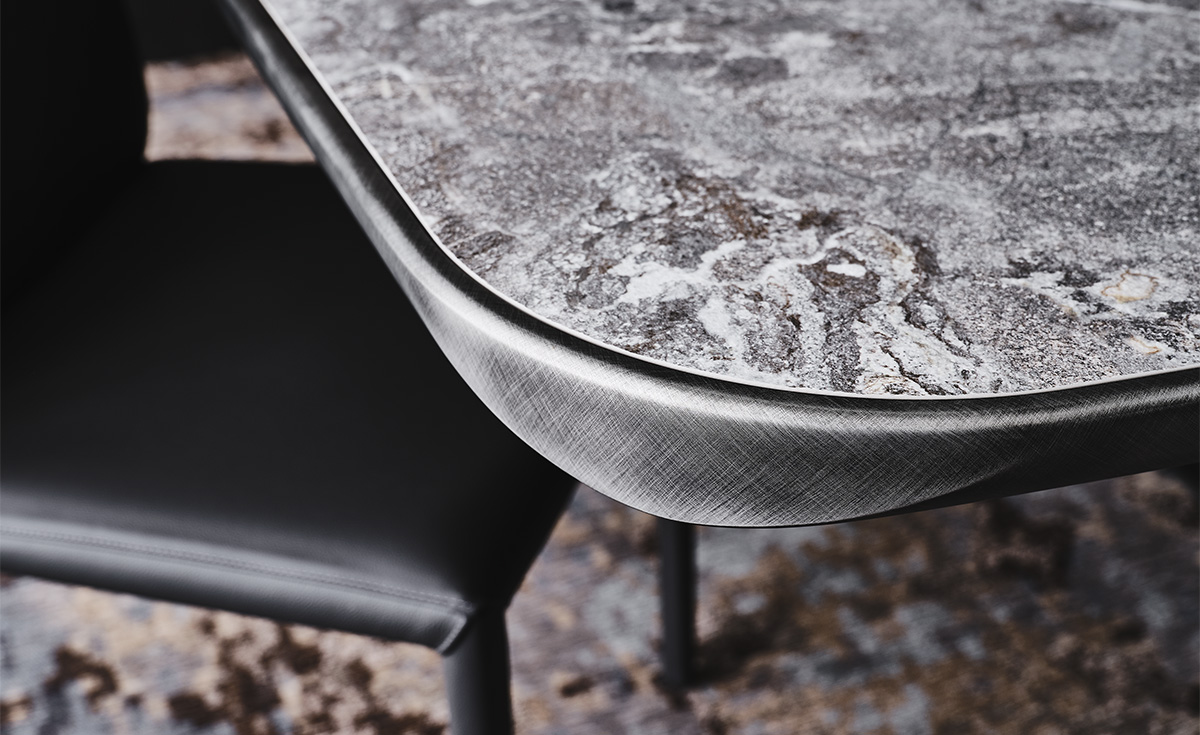 Planer Keramik Premium table design haut de gamme en céramique et acier laqué, alliance parfaite. Disponible chez D-Style Interior.