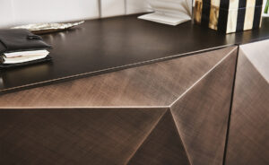 Buffet design haut de gamme Kayak par Cattelan Italia, design sculptural avec finitions brossées Bronze ou Gris, disponible chez D-Style Interior