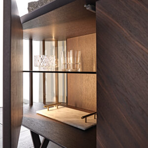 Buffet design haut de gamme Costes par Cattelan Italia, côtés verre incurvé avec inserts bronze et portes à lamelles, disponible chez D-Style Interior