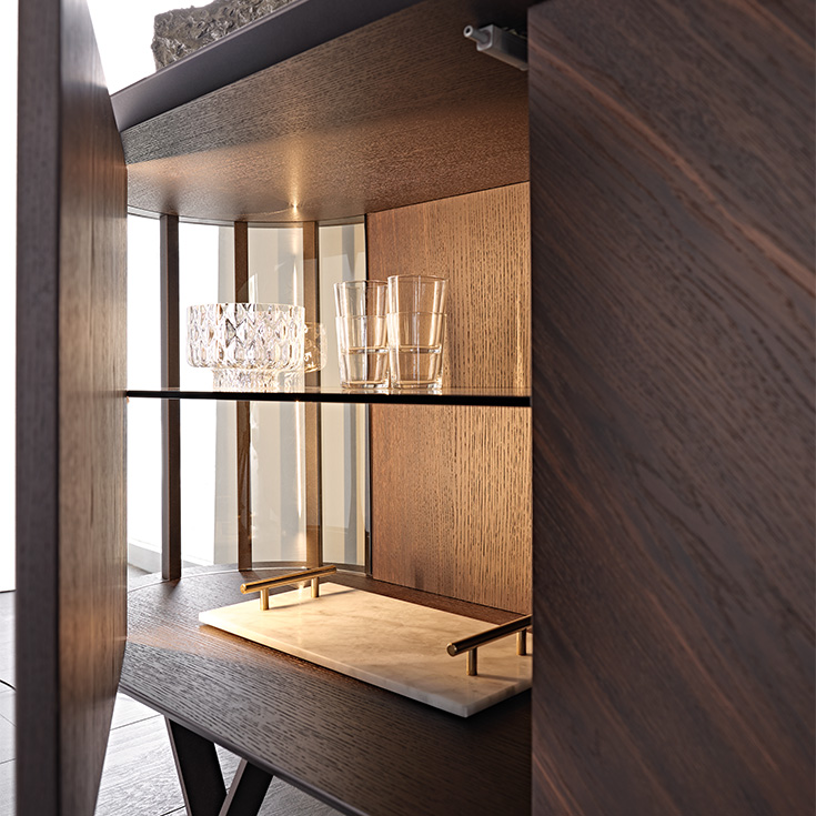 Buffet design haut de gamme Costes par Cattelan Italia, côtés verre incurvé avec inserts bronze et portes à lamelles, disponible chez D-Style Interior