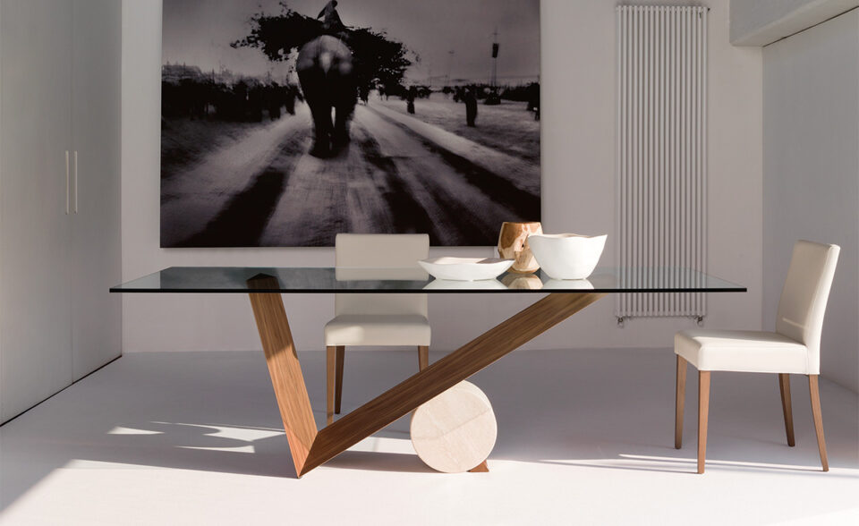 Valentino table de Cattelan Italia, une pièce iconique alliant marbre, bois et verre. Design sculptural et finitions d’exception. Disponible chez D-Style Interior.
