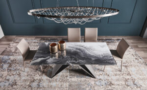 Premier Crystalart Drive table de Cattelan Italia allie verre artistique et structure en acier. Un design extensible élégant et innovant. Chez D-Style Interior.