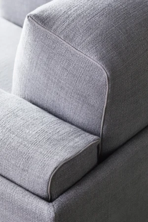 Giorgio fauteuil d’Amura Lab marie structure moderne et confort absolu dans une élégance italienne intemporelle. Disponible chez D-Style Interior.