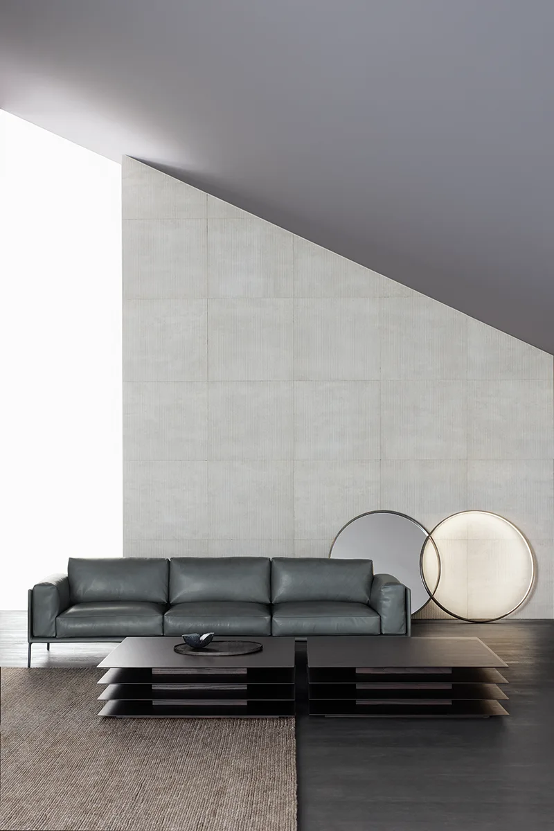 Giorgio canapé d’Amura Lab allie lignes modernes, structure élégante et confort exceptionnel pour un design italien raffiné. Disponible chez D-Style Interior.