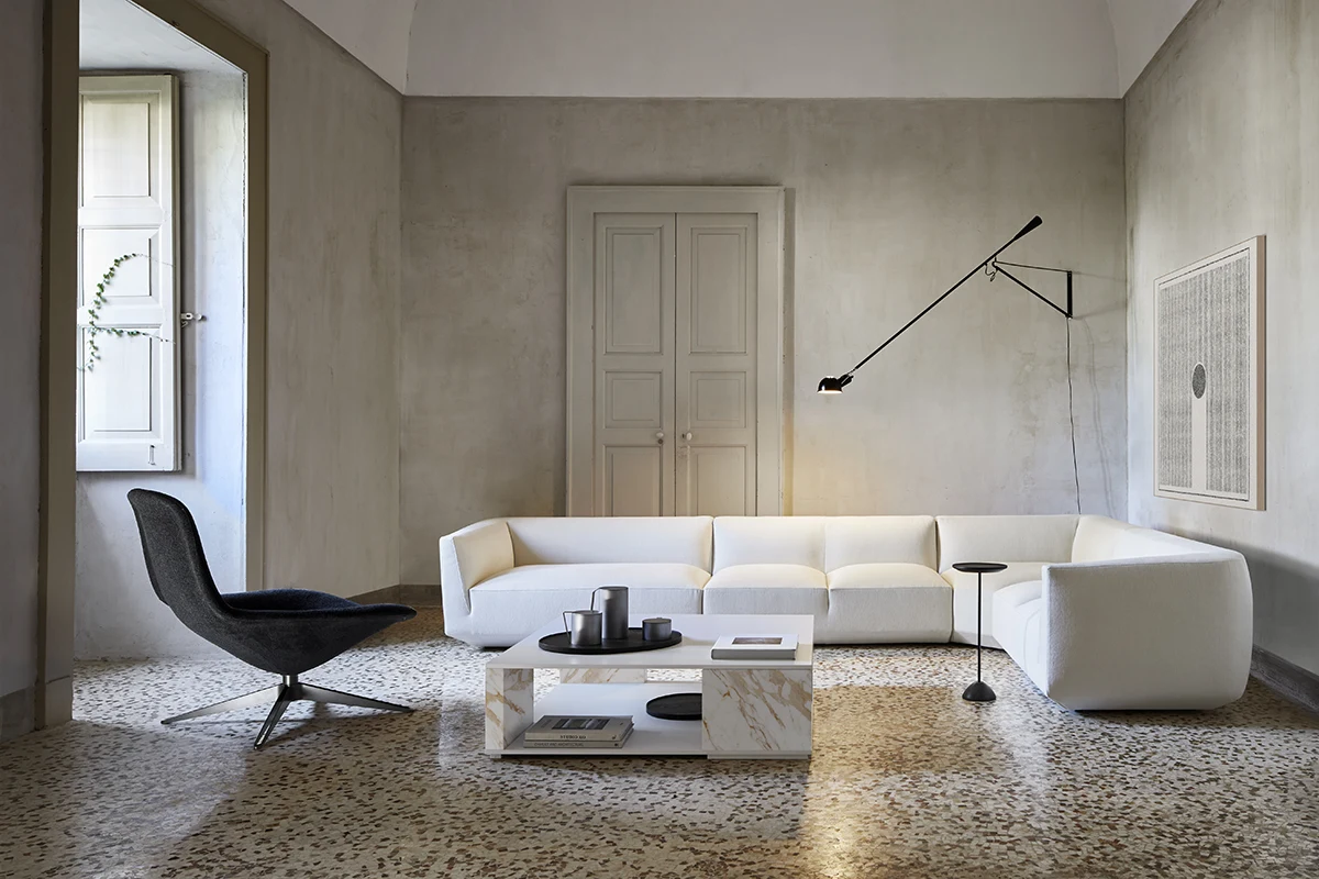 Hourglass par Amura Lab – une table basse au design sculptural et contemporain, mariant métal, bois et marbre avec élégance. Disponible chez D-Style Interior.