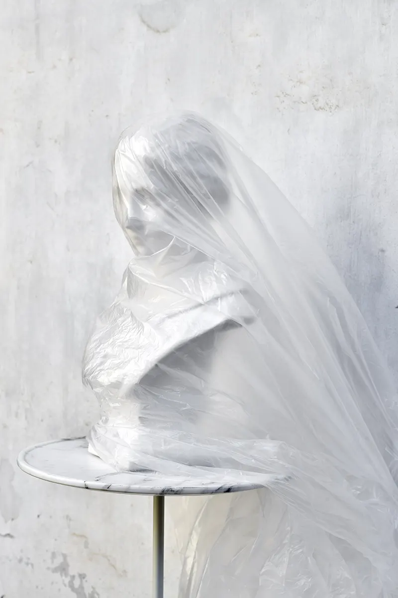 Hourglass par Amura Lab – une table basse au design sculptural et contemporain, mariant métal, bois et marbre avec élégance. Disponible chez D-Style Interior.