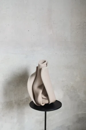 Hourglass par Amura Lab – une table basse au design sculptural et contemporain, mariant métal, bois et marbre avec élégance. Disponible chez D-Style Interior.