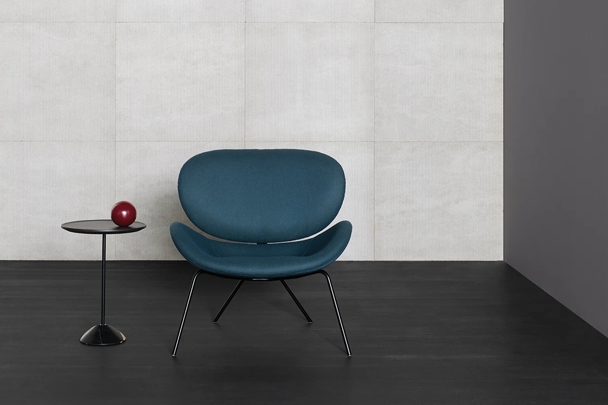 Hourglass par Amura Lab – une table basse au design sculptural et contemporain, mariant métal, bois et marbre avec élégance. Disponible chez D-Style Interior.