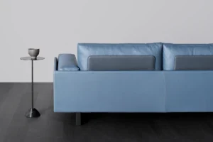 Hourglass par Amura Lab – une table basse au design sculptural et contemporain, mariant métal, bois et marbre avec élégance. Disponible chez D-Style Interior.