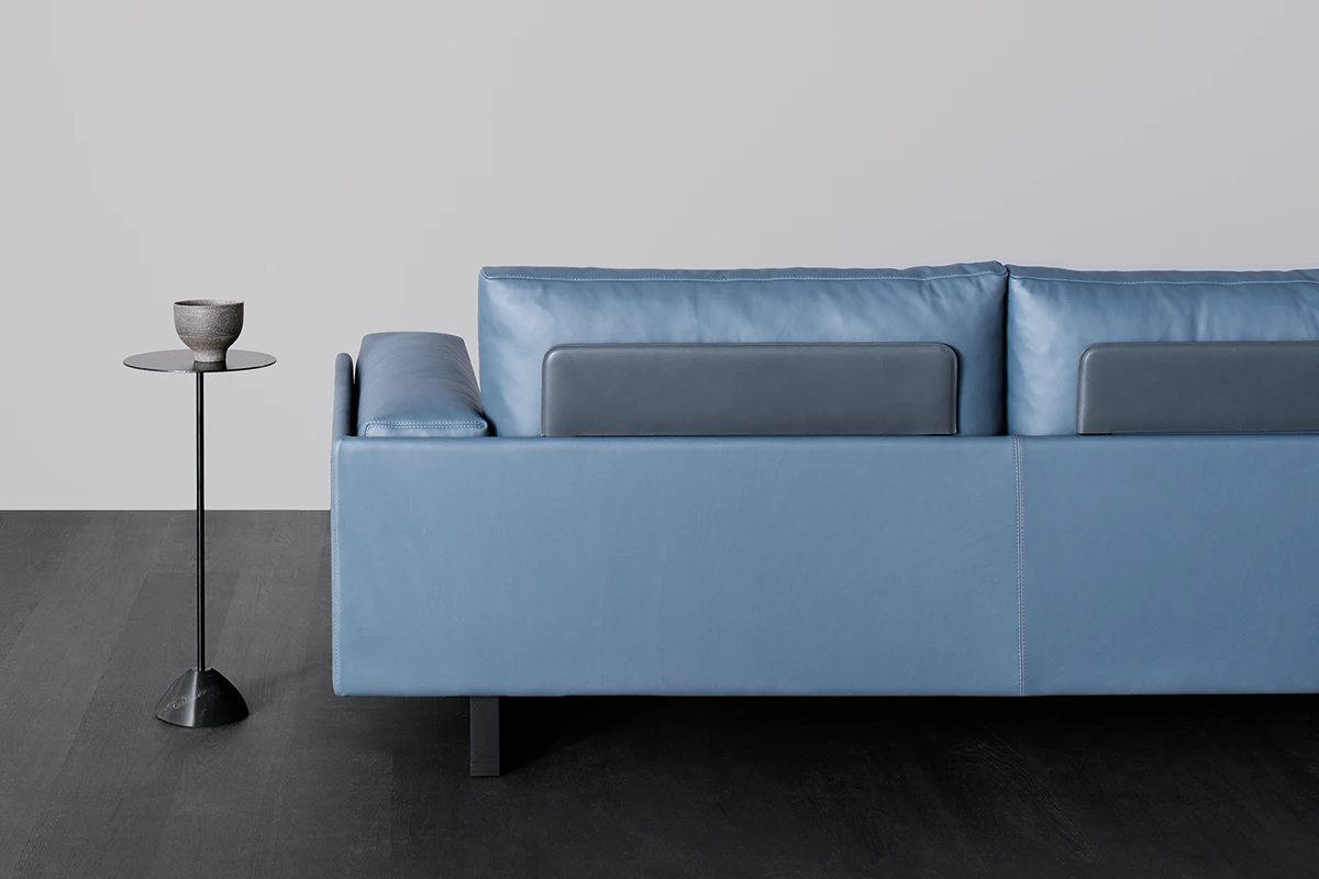 Hourglass par Amura Lab – une table basse au design sculptural et contemporain, mariant métal, bois et marbre avec élégance. Disponible chez D-Style Interior.