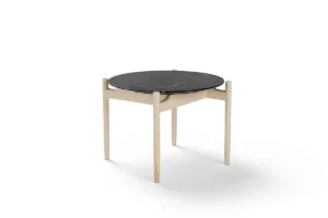 Juli par Amura Lab – une table basse raffinée et polyvalente, conçue par Marconato & Zappa, alliant bois et marbre dans un design équilibré et élégant. Disponible chez D-Style Interior.