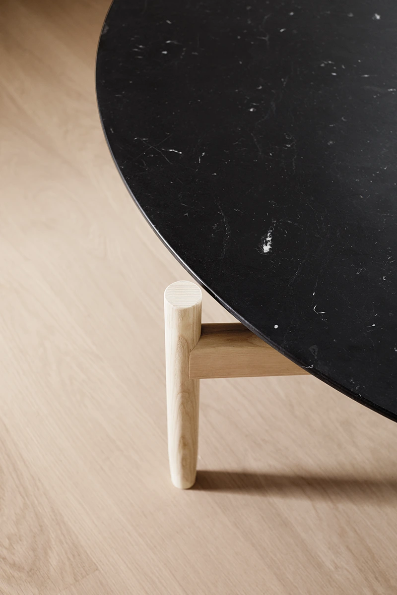 Juli par Amura Lab – une table basse raffinée et polyvalente, conçue par Marconato & Zappa, alliant bois et marbre dans un design équilibré et élégant. Disponible chez D-Style Interior.
