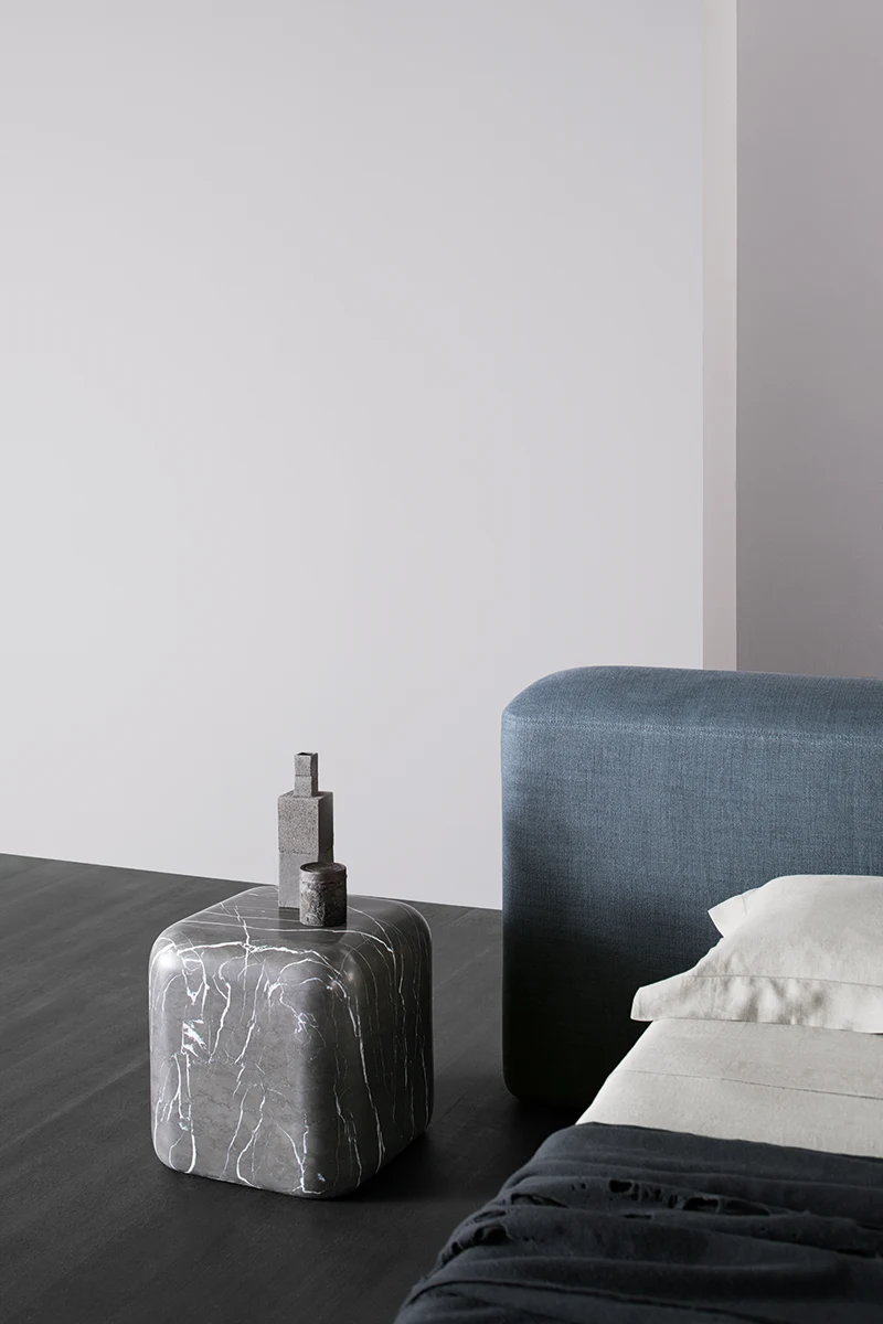 Le lit Lapis d’Amura Lab associe design sculptural, confort mémoire de forme et raffinement italien. Disponible chez D-Style Interior.