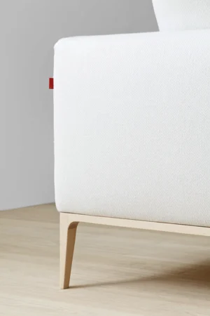 Leonard Canapé design haut de gamme alliant lignes géométriques élégantes et confort moelleux, signé Amura Lab. Disponible chez D-Style Interior.