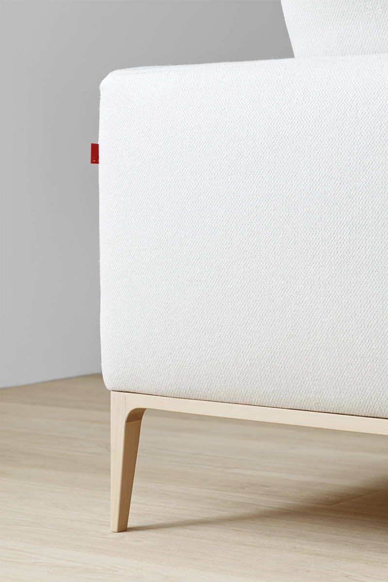 Leonard Canapé design haut de gamme alliant lignes géométriques élégantes et confort moelleux, signé Amura Lab. Disponible chez D-Style Interior.