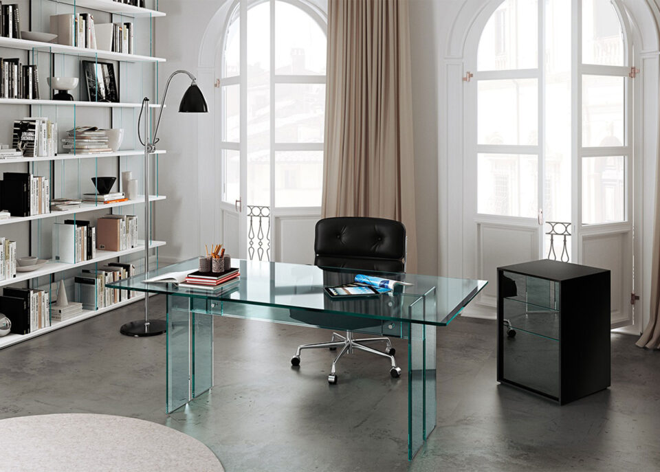 LLT | Bureau en verre FIAM Italia design Dante O. Benini et Luca Gonzo, plateau 15 mm biseauté avec piétement soudé, fixations en acier inoxydable, sur mesure, disponible chez D-Style Interior.