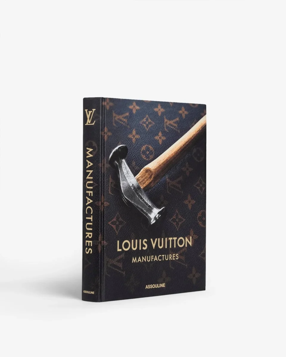 Livre design haut de gamme Louis Vuitton Manufactures par Assouline, édition Classics en couverture soie, disponible chez D-Style Interior.